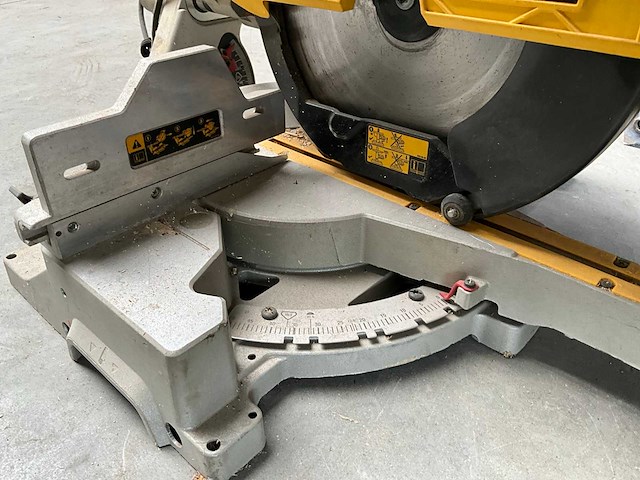 Dewalt d27111 afkort/tafelzaag - afbeelding 4 van  4