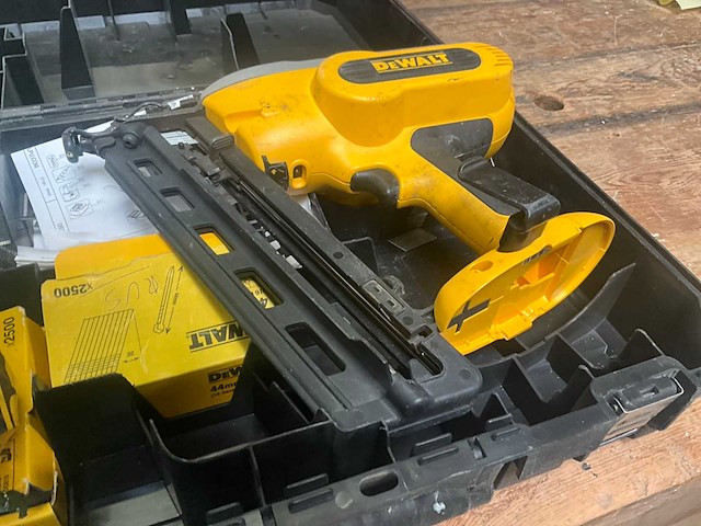 Dewalt dc616 accu nagelpistool/afwerktacker - afbeelding 2 van  7