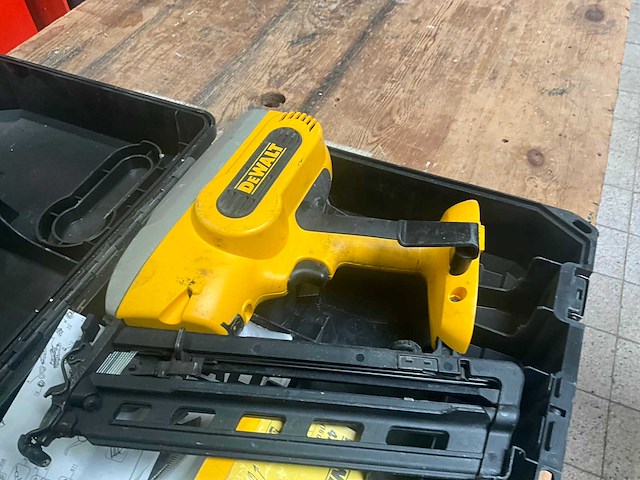 Dewalt dc616 accu nagelpistool/afwerktacker - afbeelding 4 van  7