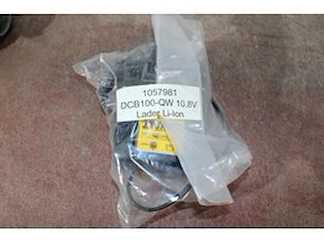 Dewalt dcb100-qw 10,8v lader - afbeelding 1 van  3