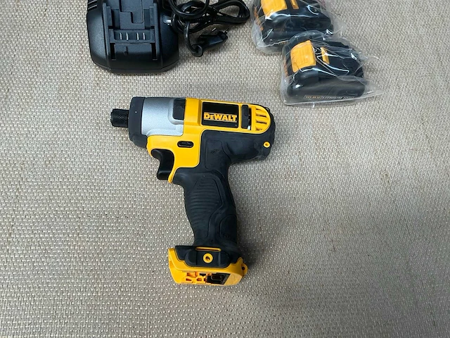 Dewalt dcf815 accu slagschroevendraaier - afbeelding 1 van  4