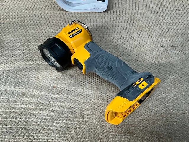 Dewalt dcl030 accu draaglamp (3x) - afbeelding 2 van  3