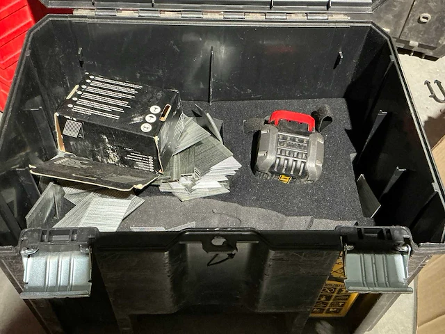 Dewalt dcn660 tacker - afbeelding 4 van  5