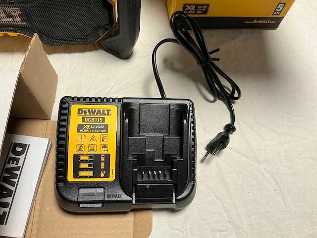 Dewalt dcr029 accu werfradio met xr flex accu - afbeelding 8 van  8