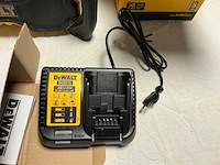 Dewalt dcr029 accu werfradio met xr flex accu - afbeelding 8 van  8