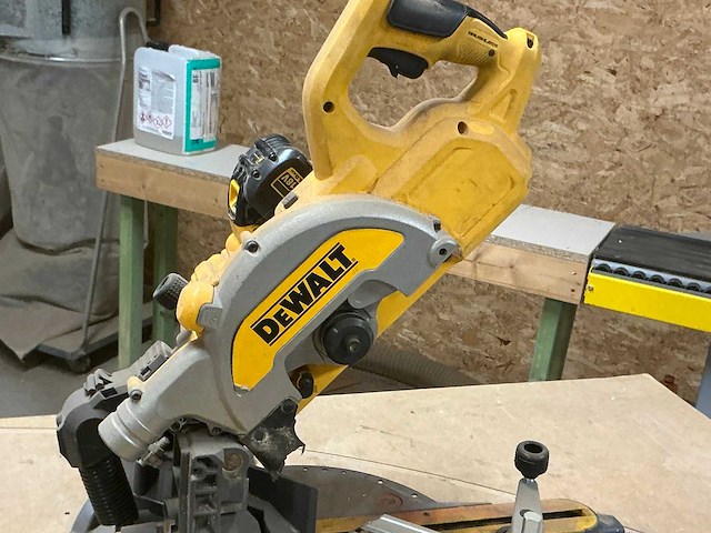 Dewalt dcs777 accu afkortcirkelzaagmachine - afbeelding 4 van  6