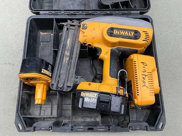 Dewalt dewalt dc608 tacker - afbeelding 1 van  8