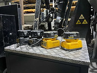 Dewalt diverse batterijen en batterijlader (4x) - afbeelding 1 van  5