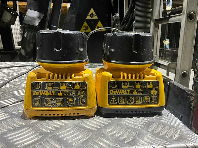 Dewalt diverse batterijen en batterijlader (4x) - afbeelding 2 van  5