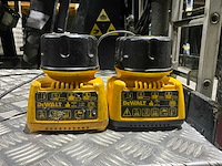 Dewalt diverse batterijen en batterijlader (4x) - afbeelding 2 van  5