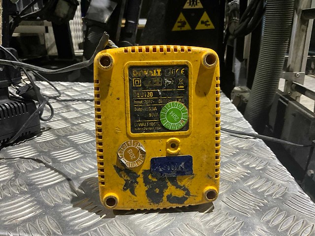Dewalt diverse batterijen en batterijlader (4x) - afbeelding 3 van  5
