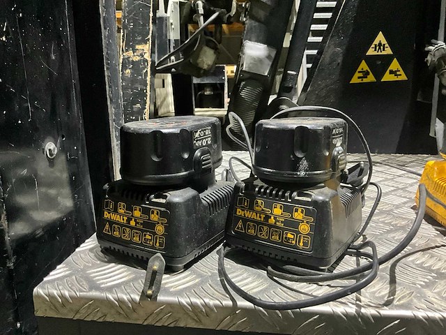 Dewalt diverse batterijen en batterijlader (4x) - afbeelding 4 van  5