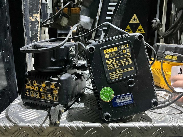 Dewalt diverse batterijen en batterijlader (4x) - afbeelding 5 van  5