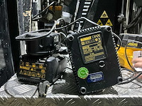Dewalt diverse batterijen en batterijlader (4x) - afbeelding 5 van  5