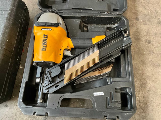 Dewalt dpn9033sm blindklinknagelmachine - afbeelding 1 van  2
