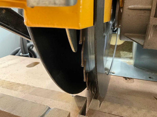Dewalt dw 729 radiaalafkortzaagmachine - afbeelding 2 van  8