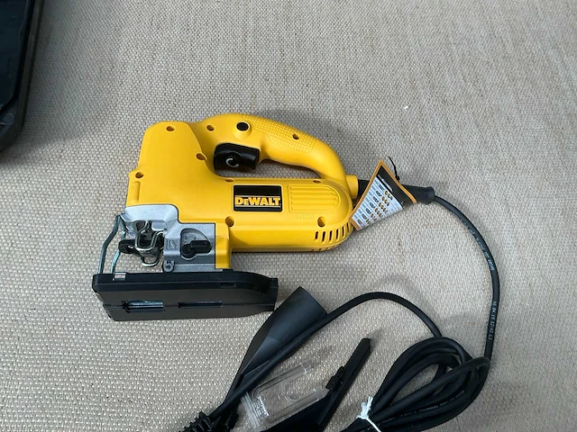 Dewalt dw343 decoupeerzaag - afbeelding 1 van  3