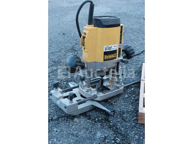Dewalt dw614 router - afbeelding 2 van  6
