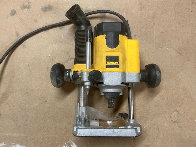 Dewalt dw621 bovenfrees - afbeelding 1 van  3