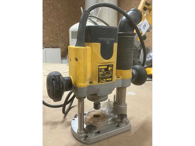Dewalt dw621 bovenfrees - afbeelding 2 van  3