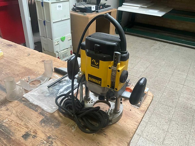 Dewalt dw625e bovenfrees en toebehoren - afbeelding 1 van  6