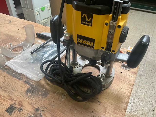 Dewalt dw625e bovenfrees en toebehoren - afbeelding 4 van  6