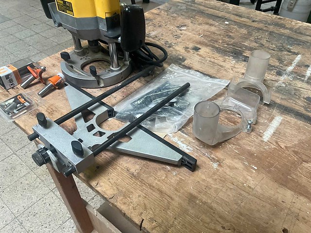 Dewalt dw625e bovenfrees en toebehoren - afbeelding 6 van  6