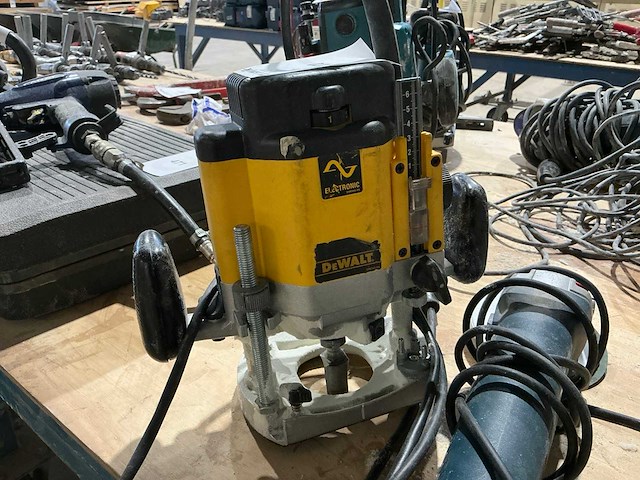Dewalt dw625e bovenfrees + schuur-/slijpmachine bosch gws 11-125 - afbeelding 2 van  7