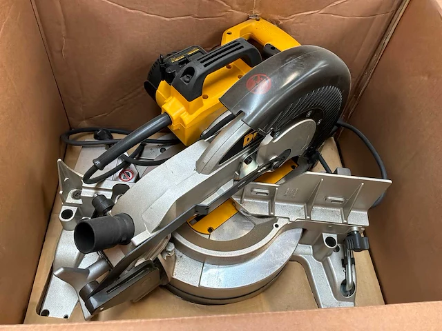 Dewalt dw713 afkortcirkelzaagmachine - afbeelding 2 van  7