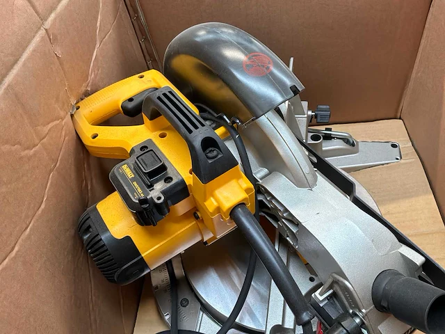 Dewalt dw713 afkortcirkelzaagmachine - afbeelding 4 van  7
