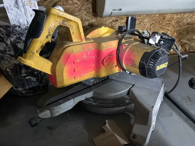 Dewalt dw770-qs verstekzaag - afbeelding 1 van  5