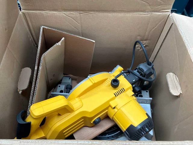 Dewalt dw771 afkortcirkelzaagmachine - afbeelding 4 van  4