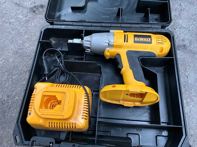 Dewalt dw936 cirkelzaag + dw059 slagmoersleutel - afbeelding 4 van  6
