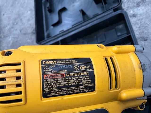 Dewalt dw936 cirkelzaag + dw059 slagmoersleutel - afbeelding 5 van  6