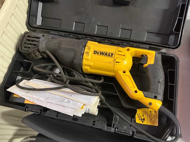 Dewalt dwe305 reciprozaag - afbeelding 1 van  4