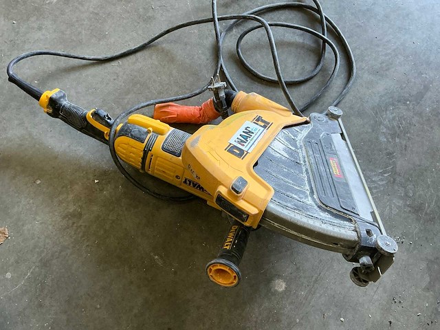 Dewalt dwe4579 haakse slijpmachine - afbeelding 2 van  3
