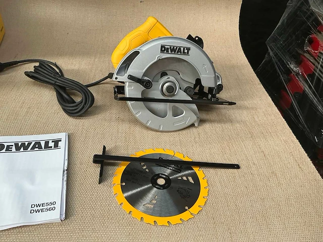 Dewalt dwe560 afkortzaag - afbeelding 1 van  5