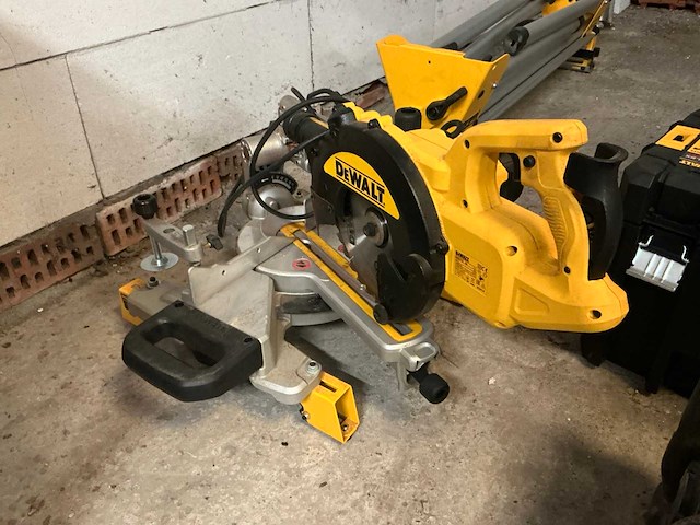 Dewalt dws774 afkortzaag - afbeelding 1 van  8