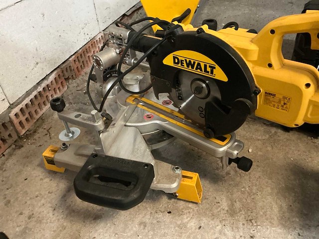 Dewalt dws774 afkortzaag - afbeelding 2 van  8