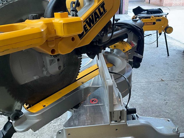 Dewalt dws780 afkort/verstekzaag - afbeelding 5 van  8