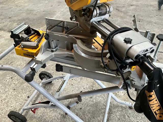 Dewalt dws780 afkort/verstekzaag - afbeelding 3 van  8