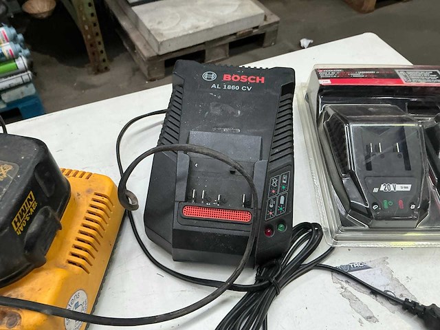 Dewalt en bosch diverse acculaders (4x) - afbeelding 3 van  4