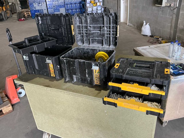 Dewalt gereedschapskoffer met inhoud (3x) - afbeelding 1 van  8