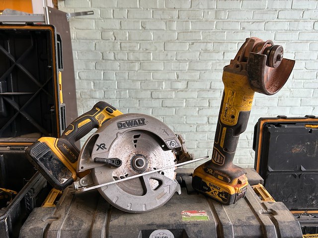 Dewalt handcirkelzaag + haakse slijper - afbeelding 1 van  12