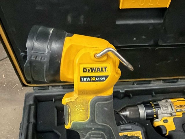 Dewalt lamp en klopboormachine - afbeelding 2 van  10