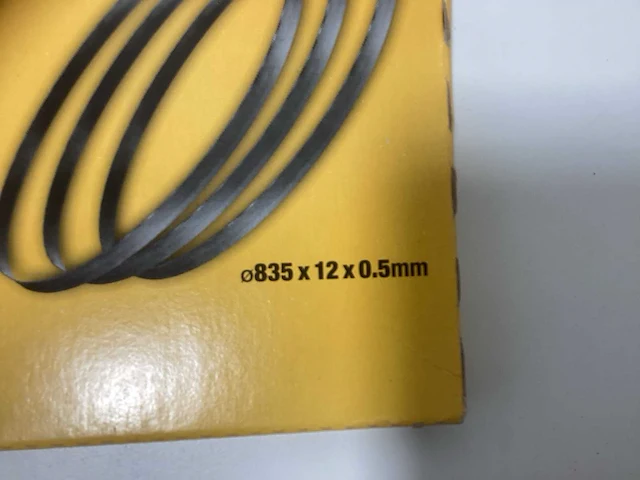 Dewalt lintzaagbladen / bandzaagbladen set - 4-delig (3x band & 1x lint) - afbeelding 11 van  11