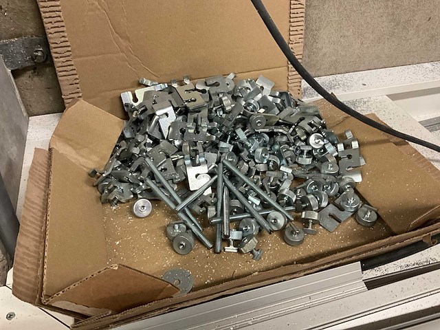 Dewalt montagelijn met inhoud op zolderverdieping - afbeelding 2 van  11