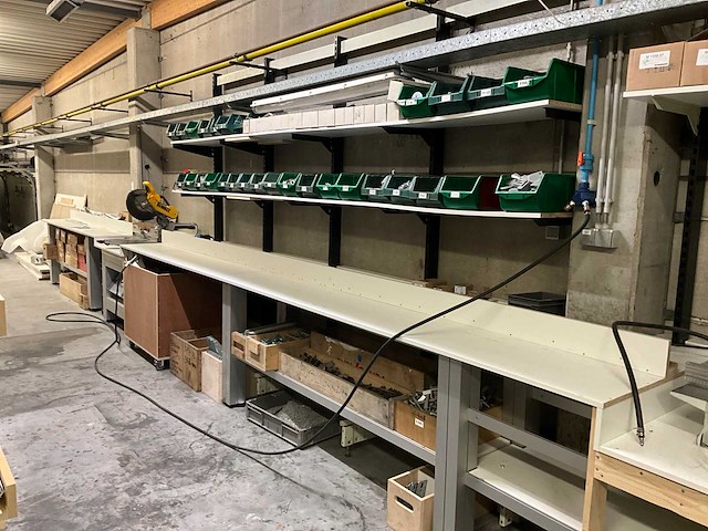 Dewalt montagelijn met inhoud op zolderverdieping - afbeelding 1 van  11