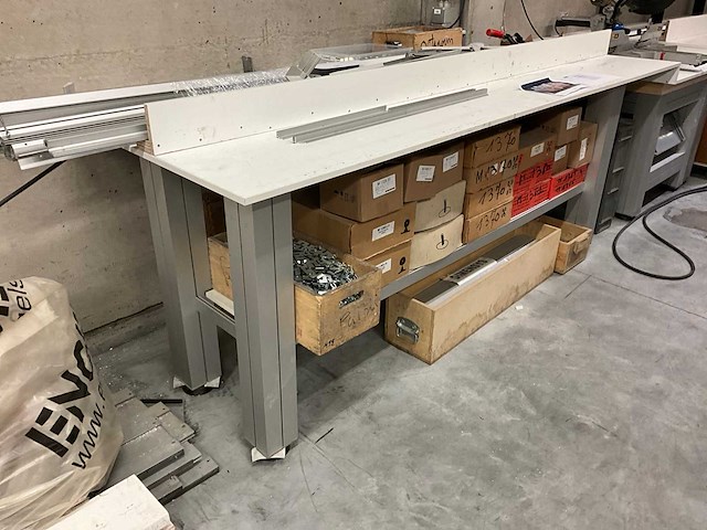 Dewalt montagelijn met inhoud op zolderverdieping - afbeelding 5 van  11