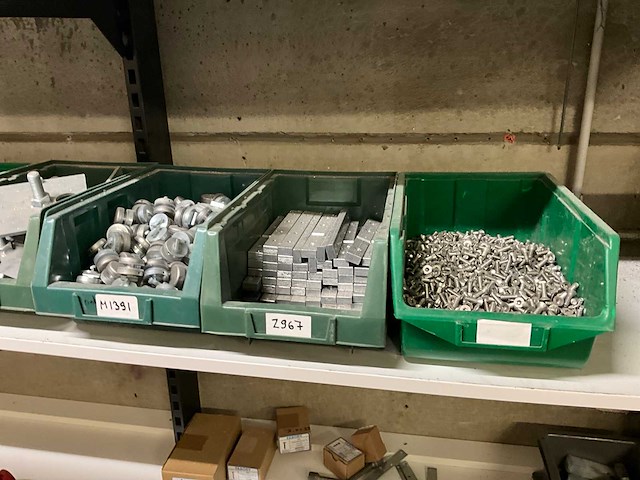 Dewalt montagelijn met inhoud op zolderverdieping - afbeelding 8 van  11